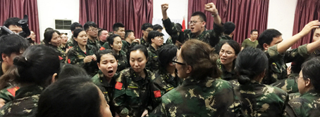 人生路，堅持方能成功，困難途中，攜手便是天堂！