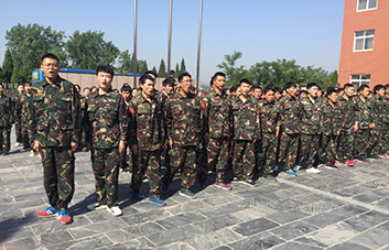 軍訓現場，教官逐個檢查軍姿標準！